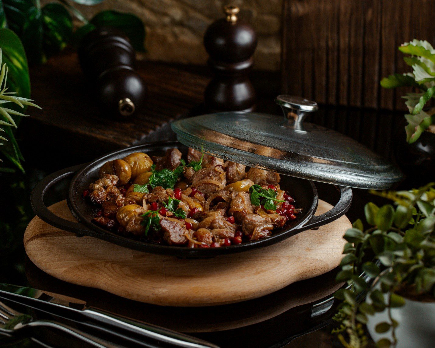مزایا و معایب ظروف پخت و پز چدنی و گرانیتی؛ کدام را انتخاب کنیم؟