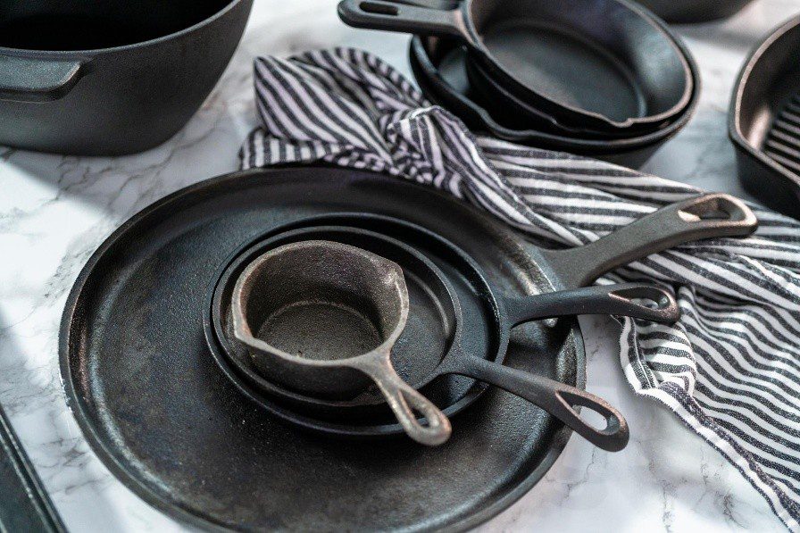 چطور با ظروف چدنی و گرانیتی غذاهای سالم‌تر و خوشمزه‌تر بپزیم؟