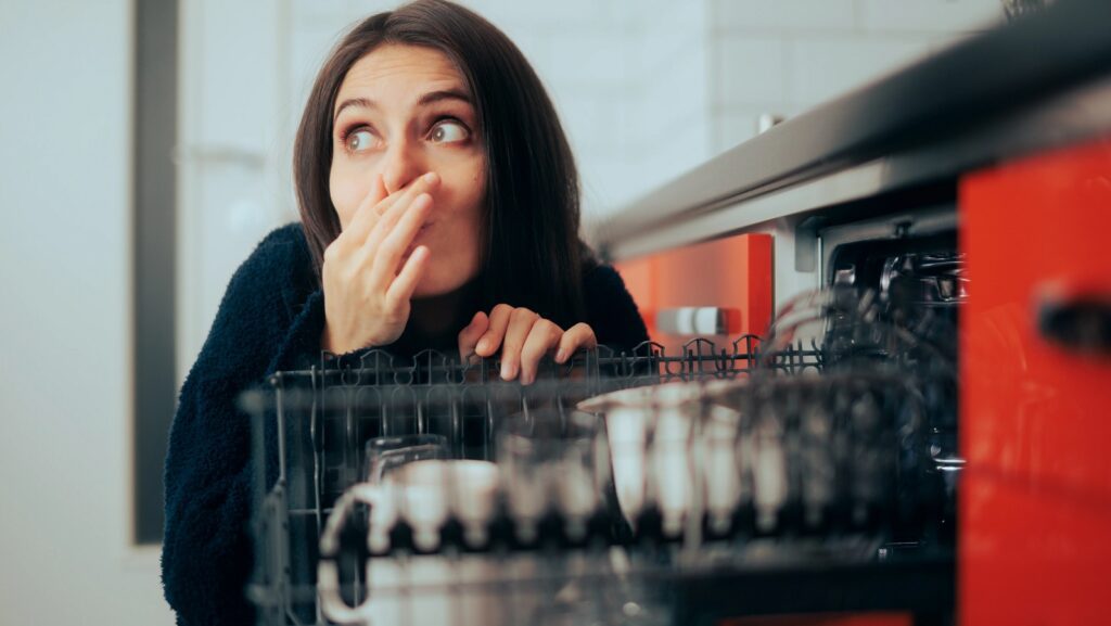 با این روش ها بوی بد ظروف را از بین ببرید!