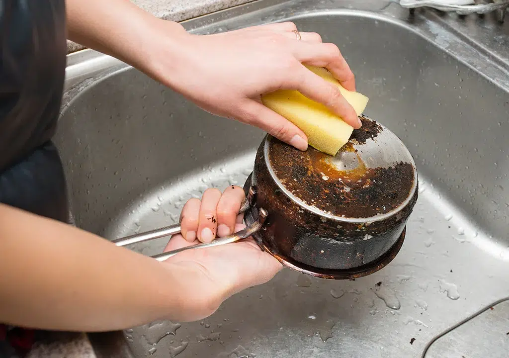 ترفندهای تمیز کردن قابلمه سوخته