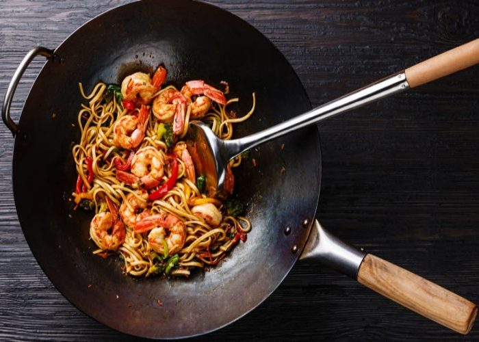 تابه وک چیست؟ انواع کاربردهای تابه وک در آشپزی