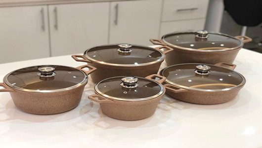 آیا قابلمه چدنی نچسب است؟ بررسی واقعیتها و نکات استفاده